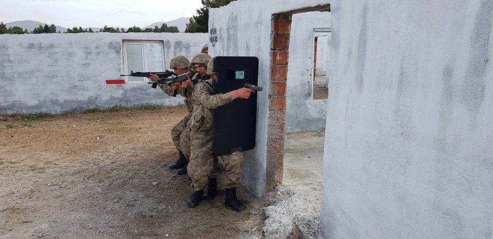 <p>Yapılan sınavlarda başarılı olan, 231'i şehit yakını bin 45 uzman erbaş adayı, Kırkağaç 6. Jandarma Komando Eğitim Alay Komutanlığı'nda, tek er muharebe, meskun mahallerde teröristle mücadele, patlayıcı madde ve tuzaklarla mücadele, silah bilgisi ve atış, dağ ve ormanlarda harekat, toplumsal olaylara müdahale ve ilk yardım konularında dersler alıyor.</p>
