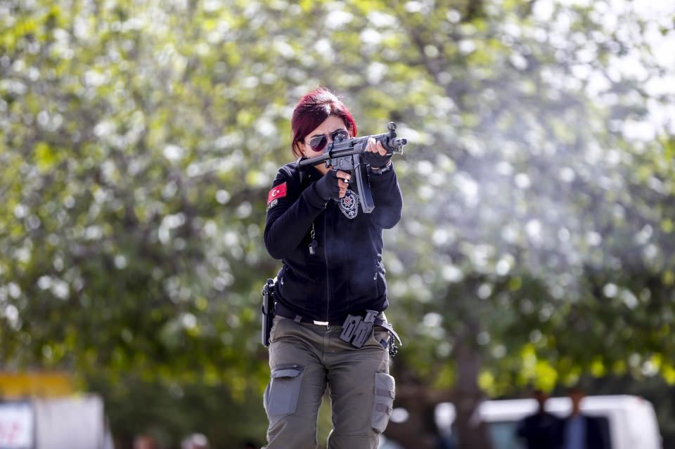 <p>"Kas hafızası oluştuğu zaman silahı çıkarıp, hedefi aldığınızda vuruyorsunuz, mesafe fark etmez. Silah çekme, yer değiştirme her türlü eğitimimiz var.</p>
<p> </p>