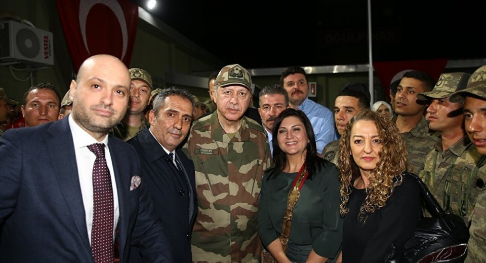 <p><strong>POLAT YAĞCI</strong><br />
"Kılıçdaroğlu'nun bu söylemi şaşırtıcı değil. Benzer saçmalıkta söylemlerine geçmişte de çokça rastlamak mümkün. Birlik ve beraberlik kelimelerini sıkça kullanıp bu kelimelerin ruhunu hissedememesi üzücü. 'Düğüne gidiyoruz' diyerek, cepheye giden Mehmetçiği anlamamış birine, hafta sonu yaşanan birlik beraberlik ruhunu anlatmak zor. Ne diyeyim, Allah zihin açıklığı versin."</p>