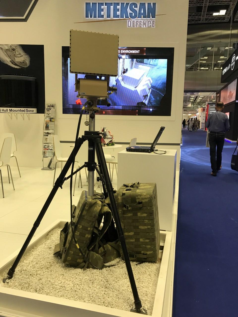 <p>Retinar PTR, radar, tripod, güçlendirilmiş dizüstü bilgisayar ve güç ünitesi olmak üzere 4 bileşenden meydana geliyor. Sistem, modüler yapısıyla kolay taşınıyor, hızlı kuruluyor, basit kullanımıyla en zor koşullarda en hızlı şekilde güvenli bölgeler oluşturulmasına olanak sağlıyor.</p>
<p> </p>