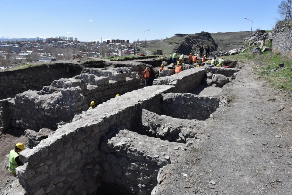 <p>Kars Müze Müdürlüğünde görevli Arkeolog Tuğba Şeroğlu, gazetecilere yaptığı açıklamada, bu yılki kazı ve restorasyon çalışmalarına sarayın batı kısmından başladıklarını söyledi.</p>
<p> </p>