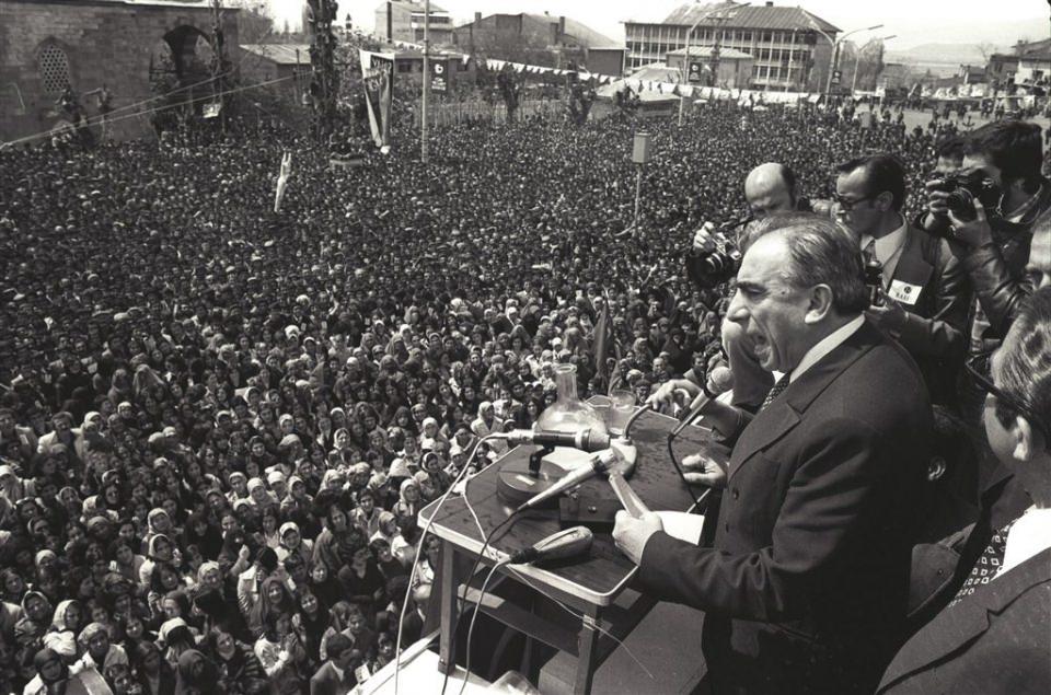 <p>MHP Genel Başkanı Alparslan Türkeş 26 Mayıs 1978’de partisinin Erzurum’da düzenlediği “Komunizme ve Bölücülüğe karşı Milli Birlik ve Beraberlik” Mitingine katılarak konuşma yaptı.</p>

<p> </p>
