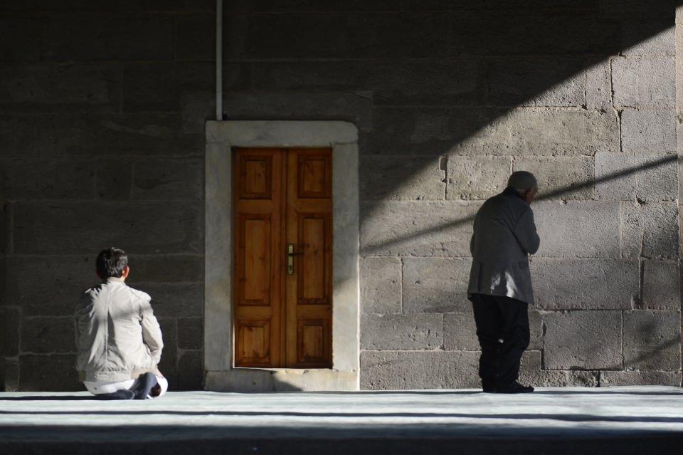 <p>Diğeri Hacı Osman Paşa Camisi, şu anki meydanda bulunan saat kulesi ile Valilik binası arasında yer alan ve maalesef yine ayakta olmayan bir camidir. Bu eserler zaman içerisinde yıkılmış ve yok olmuş. Mimar Sinan'ın kentte dimdik ayakta duran son eseri, bizim ve Kayseri için bir Süleymaniye, Selimiye olan Kurşunlu Camisi'dir."</p>
