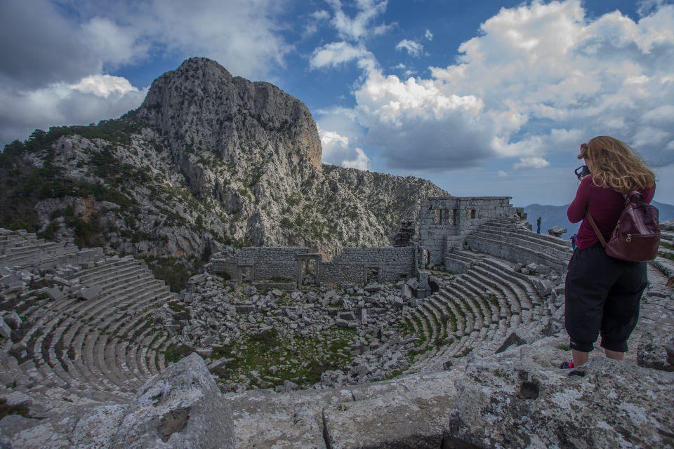 <p>Binlerce yıllık tarihi ve doğal güzellikleri ile her yıl milyonlarca turisti misafir eden Antalya'da ziyaretçilerin en fazla ilgisini çeken antik kentlerin başında Güllük Dağı Zirvesi'ndeki Termessos Antik Kenti yer alıyor.</p>
