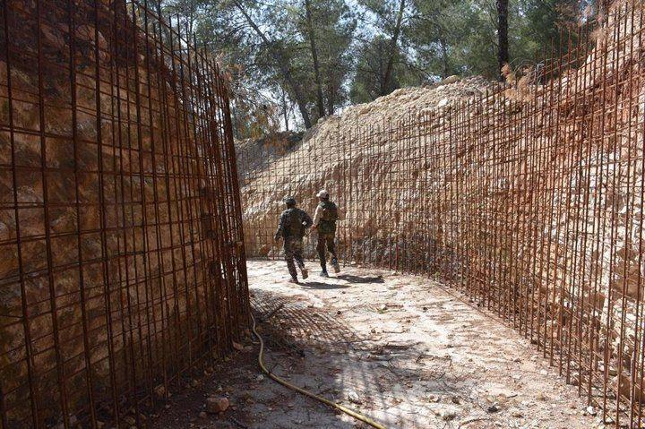 <p>Koridorların sonunda konferans salonları, onlarca oda, banyo, tuvalet ve acil çıkış noktaları gibi, toplamda yaklaşık bin teröristi aynı anda barındıracak büyüklükte alan dikkati çekiyor. </p>
<p> </p>