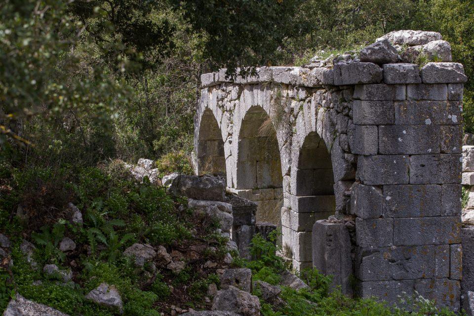 <p><strong>"Arkeolojik kazı çalışmalarına olanak vermiyor"</strong></p>
<p>Her yıl binlerce yerli ve yabancı turistin ziyaret ettiği antik kentle ilgili bilgi veren Akdeniz Üniversitesi Edebiyat Fakültesi Arkeoloji Bölümü Öğretim Üyesi Prof. Dr. Nevzat Çevik, AA muhabirine yaptığı açıklamada, Termessos'un Helenistik ve Roma dönemlerinde altın çağını yaşadığını ifade etti. </p>