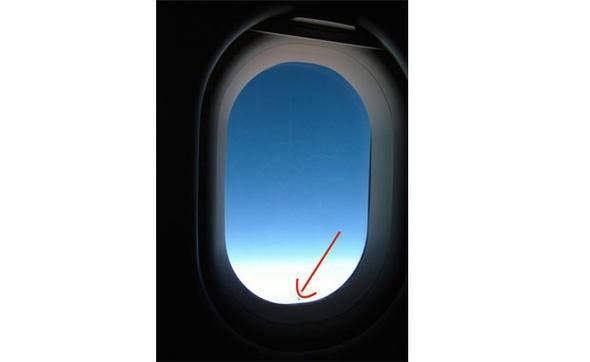 <p>Bu delik hem camlarda buhar oluşumunu önler hem de uçak iç ve dış basıncını dengeler</p>
<p> </p>