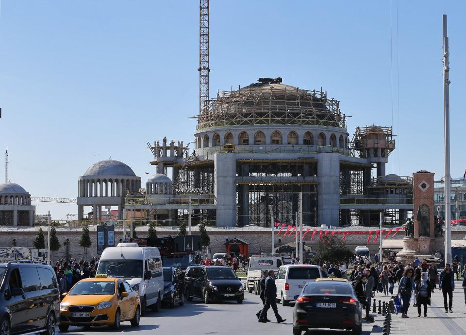 <p>Beyoğlu Belediye Başkanı Ahmet Misbah Demircan, Taksim'deki caminin kaba inşaatının yüzde 90'ının tamamlandığını söyledi. </p>

