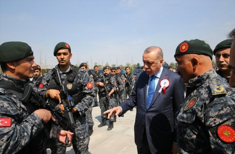 <p><strong>MİLLİ GURUR MPT-76 HAKKINDA BİLGİ ALDI</strong><br />
<br />
Cumhurbaşkanı Erdoğan'ın milli silahımız MPT-76 ile ilgili polislerden bilgi aldığı görülüyor.</p>
