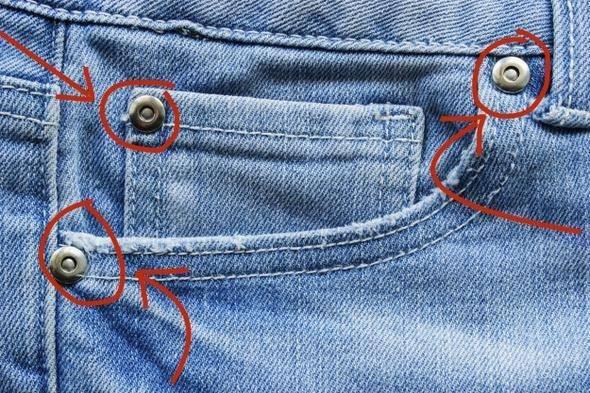 <p>Cep kenarlarındaki tuhaf düğmeler <br />
<br />
Levi Strauss ilk kot pantolonu ürettiğinde en büyük problem, pantolonu giyen işçilerin hareketlerinden ötürü sık sık yırtılma sorunlarının görülmesiydi. (O dönemler kot pantolonu en çok altın işçileri giyiyordu.) Bu düğmeler de esasında yırtılma problemlerini engelleyebilmek için yapılmıştı.</p>
