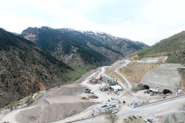 <p>Tünelin açılmasıyla trafik güvenliği açısından vatandaşların daha konforlu bir yolda seyahat edeceğini dile getiren Sarıfakıoğulları, kış aylarında yolun kapanması sıkıntısının da bertaraf edileceğini kaydetti.</p>
<p> </p>