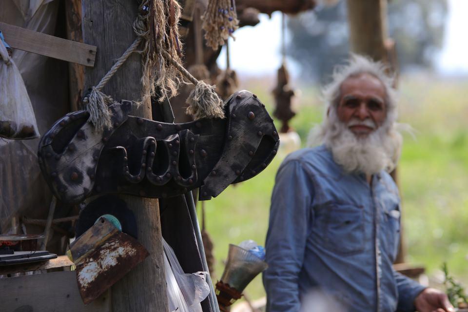 <p>Ömrünün 50 yılını ahşaba adayan 60 yaşındaki Ali Ateş, Aydın'ın Söke ilçesinde kendisine özgü atölyesinde ele emeği ürünler yapıyor. Yoldan geçenlerin durup ürünlerini satın aldığı ahşap ustası, geçimini de bu şekilde sağlıyor.</p>

