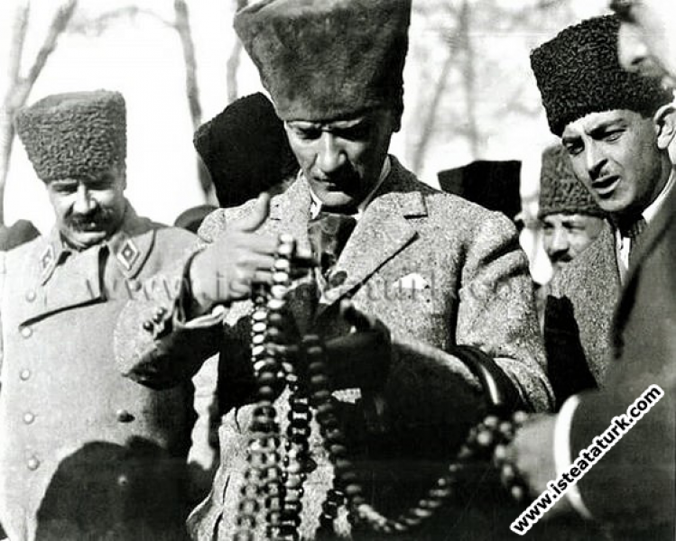 <p>Fevzi Çakmak, 31 Ağustos 1922 tarihinde de Büyük Zafer'in kazanılmasındaki yüksek hizmetlerinden dolayı TBMM tarafından mareşalliğe terfi ettirildi. Böylece Kurtuluş Savaşı'nın Atatürk'ten sonra ikinci mareşali Fevzi Çakmak oldu. </p>