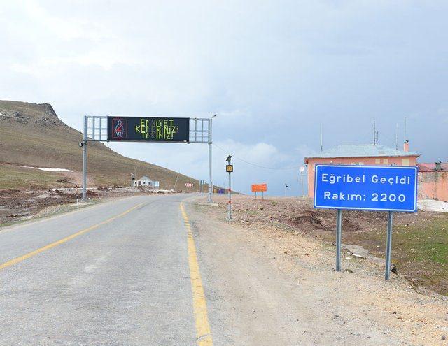 <p>Sarıfakıoğulları, tünel inşaatıyla birlikte yaklaşık bin 800 metre bağlantı yolları yapılacağını ifade ederek, yol çalışmalarının da yıl içerisinde bitirilmesinin planlandığını aktardı.</p>
<p> </p>