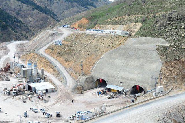 <p>Sağ tüp tünelde ise yaklaşık 600 metre mesafe kaldığı bilgisini veren Sarıfakıoğulları, "Tünel inşaatının yaklaşık 2,5 ay gibi sürede tamamlanması planlanıyor. 27 Haziran'da yüklenici firma tarafından tünel teslim edilip vatandaşlarımızın kullanımına sunulacak" diye konuştu.</p>
<p> </p>