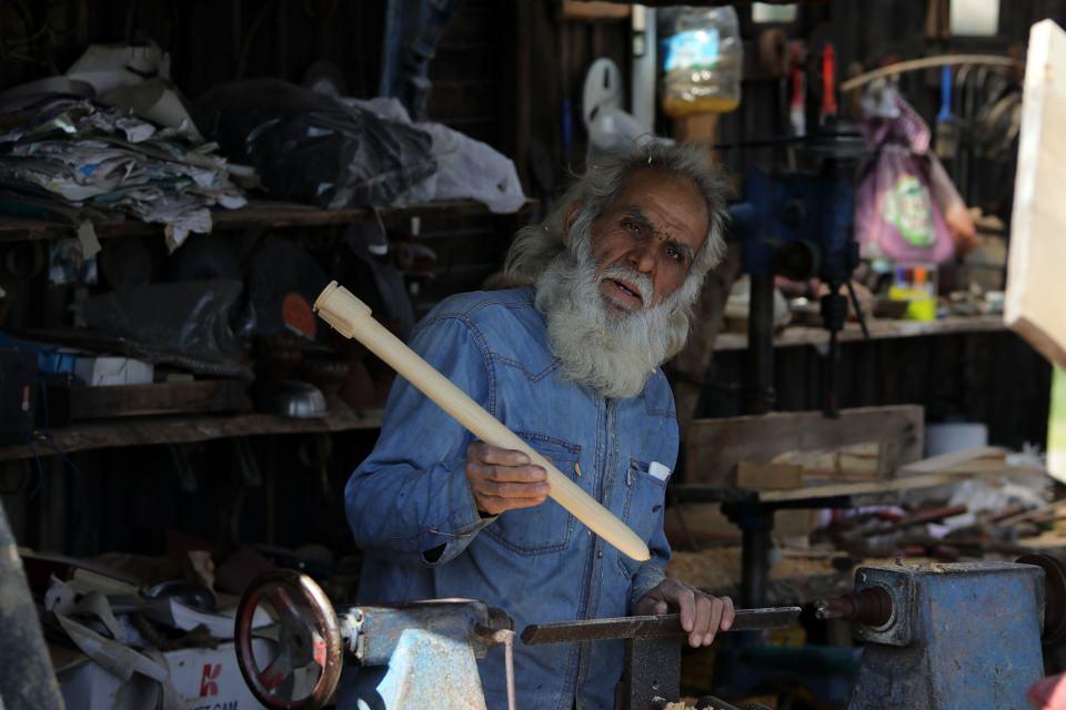 <p>Yoğun iş temposu ve kalabalık kent hayatından sıkılan Ateş, 8 yıl önce ani bir kararla ailesini de geride bırakarak tek başına Aydın'ın Söke ilçesinde karayolu kenarındaki boş araziye atölyesini kurdu. Kapısı, penceresi ve duvarı olmayan üstü açık atölye ve barınma için 5 metrekare büyüklüğünde tahtadan kulübe yapan Ateş, ilginç yaşam biçimiyle görenleri bir hayli şaşırtıyor.</p>
