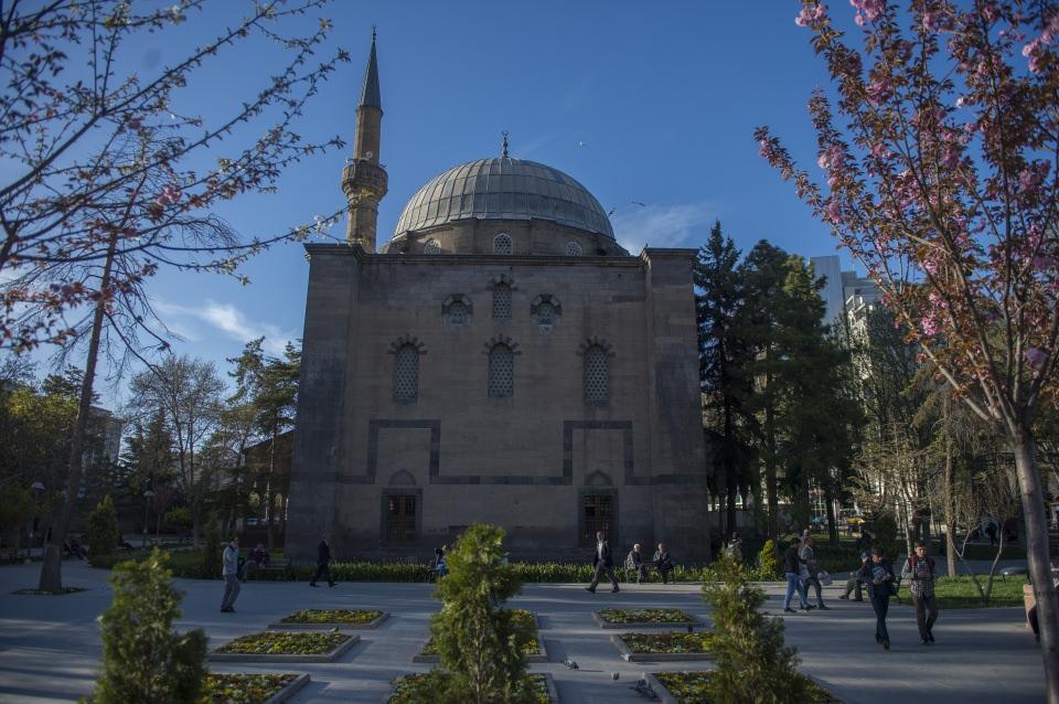 <p>Caminin mimari özelliklerinden bahseden Özsoy, "Hacı Ahmet Camisi ve Doğancı Ahmet Paşa Camisi gibi değişik isimlerle de bilinmektedir. 1585 veya 1586'da yapılmıştır. Son derece dingin, son derece sağlam birçok etkiye, depreme, hava şartlarına, zamana rağmen halen ayakta kalan ve İstanbul ölçeğindeki o muhteşem camiler gibi hizmet veren bir camidir." dedi.</p>
