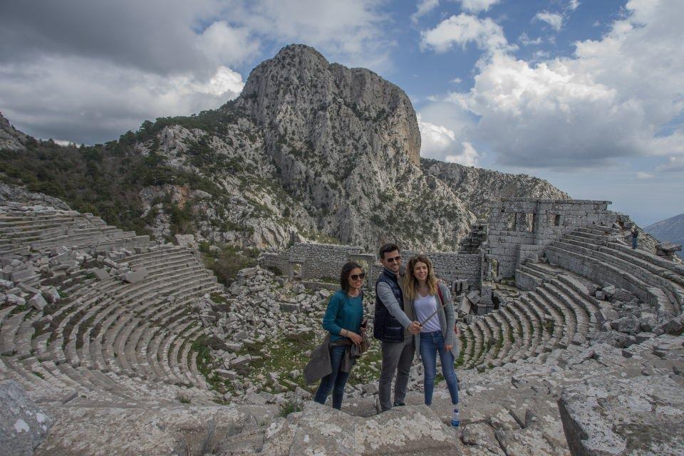 <p>Büyük İskender'in doğu seferinde surlarını aşamadığı tek şehir olarak bilinen Termessos Antik Kenti, dev sütunları, lahitleri ve tiyatrosu, "kartal yuvası"nı andıran konumu, doğayla iç içe oluşu dolayısıyla ziyaretçilerin ilgisini çekiyor.</p>
