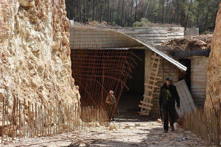 <p>Lobiden de farklı yönlere devam eden 4 metre genişlik ve 5 metre yükseklikte 3 büyük koridor daha bulunuyor. </p>
<p> </p>