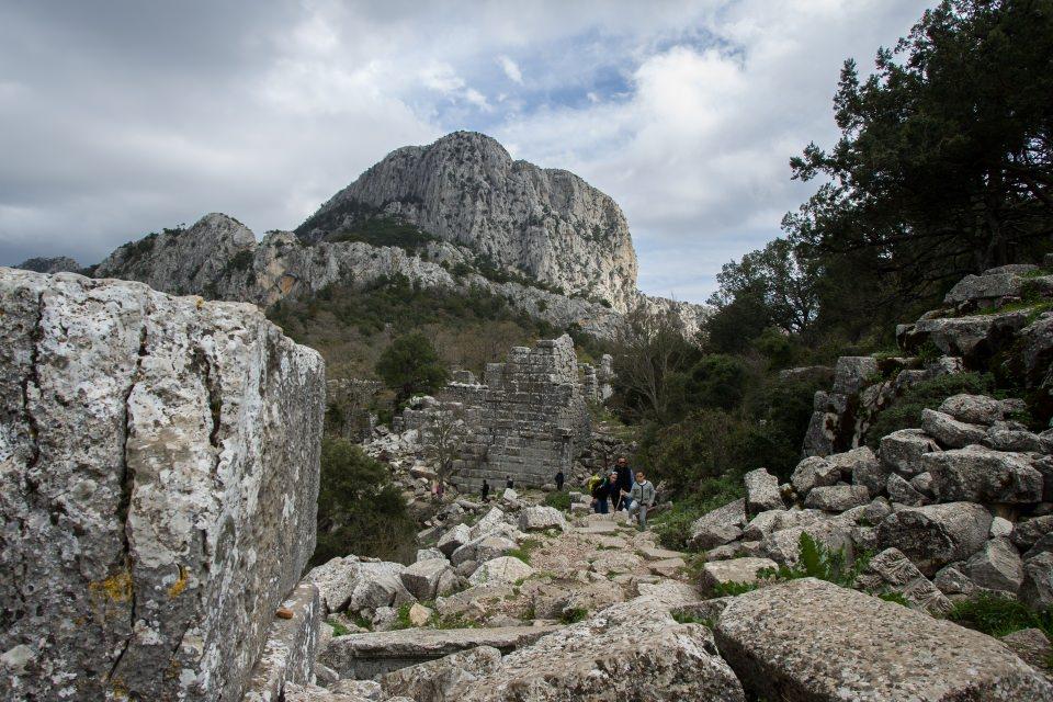 <p><strong> "Termessos benzersizdir"</strong></p>
<p>Termessos'un benzersiz olduğunu ve bu haliyle korunması gerektiğini dile getiren Çevik, "Kent, gizemli büyüleyiciliğini yitirmeden, belki de arkeologlara ters gelecek kalıntı romantizmini de koruyarak Antalya’nın en özel değerlerinden biri olarak varlığını sürdürmelidir. </p>