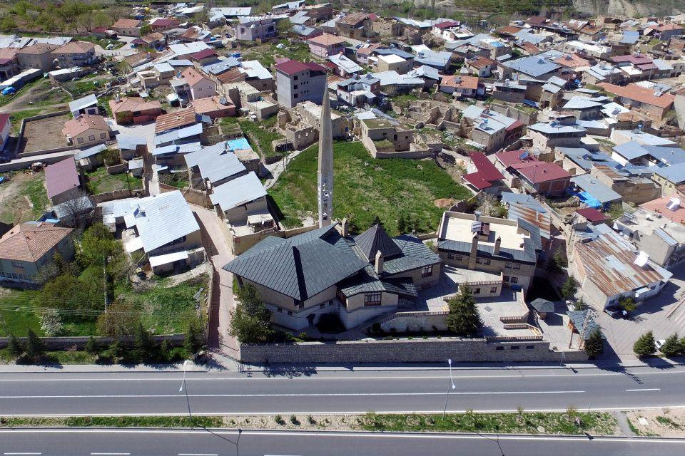<p>İlginç mimarisi ve minaresi ile mahallenin tanıtımına katkı sağlayan cami, ziyaretçilerin yoğun ilgisini çekiyor.</p>

<p> </p>
