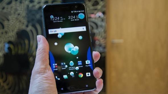 <p>HTC U11 <br />
<br />
Ön kamera: 16 MP<br />
Arka kamera: 12 MP</p>
