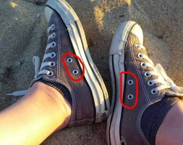 <p>Converse ayakkabılardaki delikler<br />
<br />
Converse’in kenarındaki anlamsız gibi görülen deliklerin amacı havalandırmak. Ayrıca, uzun olan bağcıkları bağlamak için ekstra bir alan olarak da düşünülmüş çünkü Converse aslında bir basketbol ayakkabısı olarak üretilmiş.</p>
