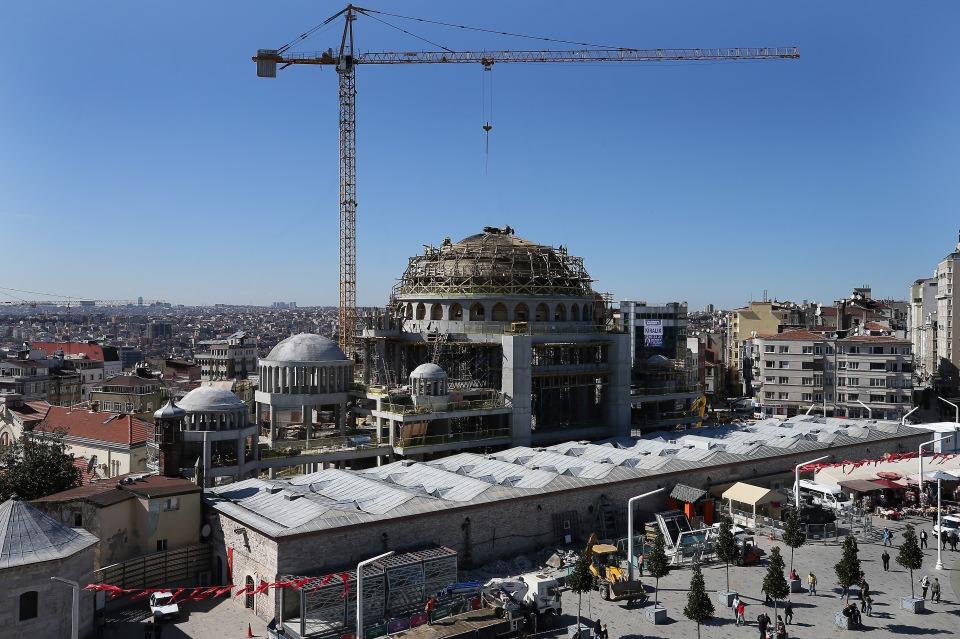 <p><strong>''Birçok kişi güzel bir eser olduğununa kanaat getiriyor''</strong></p>
<p>İnsanların caminin mimarisinin Taksim'e yakıştığını, buradaki silüete uyduğunu, hem klasik hem modern yaklaşımıyla güzel bir eser olacağına kanaat getirdiklerini dile getiren Demircan, "Bu da bizi sevindiriyor.</p>