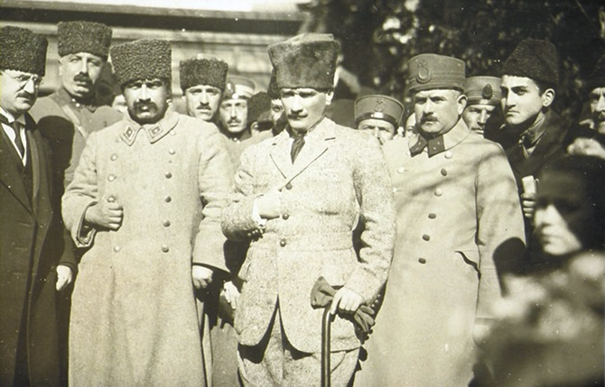 <p>Bu savaşlardaki üstün gayretleri ve zafere katkıları karşılıksız kalmayan Fevzi Çakmak'a "Gümüş İmtiyaz Madalyası, Altın İmtiyaz Madalyası, Altın Muharebe Liyakat Madalyası ve İstiklal Madalyası ile Avusturya-Macaristan Harp Nişanı, Alman Kronodör Nişanı, Alman Demir Haç Nişanı, 1'inci Mecidi Nişanı, 5'inci Mecidi Nişanı, Kılıçlı 2'nci Osmani Nişanı, 4'üncü Osmani Nişanı" verildi. </p>