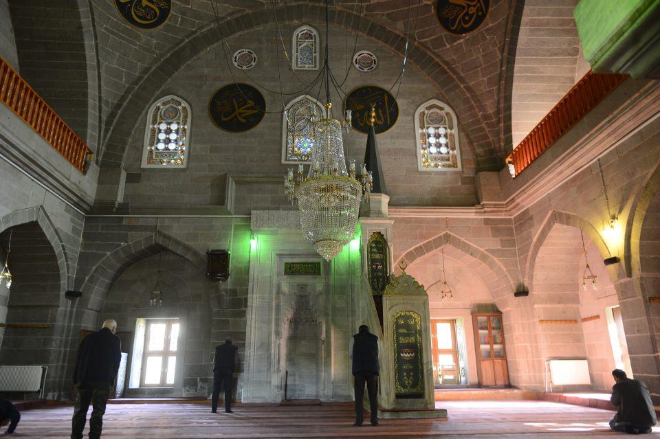 <p>Osmanlı Devleti'nde mimarbaşı olarak görev yapan ve bir ömre sığdırılamayacak kadar çok önemli eseri insanlığa kazandıran Mimar Sinan'ın, memleketi Kayseri'de yaptırdığı son eserlerinden Kurşunlu Camisi aradan geçen asırlara rağmen ilk günkü ihtişamını koruyor. </p>
