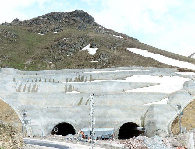 <p>Kış mevsiminde kar ve tipi nedeniyle ulaşımın aksadığı 2 bin 200 rakımlı Eğribel Geçidi'ne inşa edilen tünelin sol tüpünde ışığın görülmesine 50 metre kaldı. Tünel, Türkiye'nin en büyük tünelleri arasında yer alıyor</p>

<p> </p>

