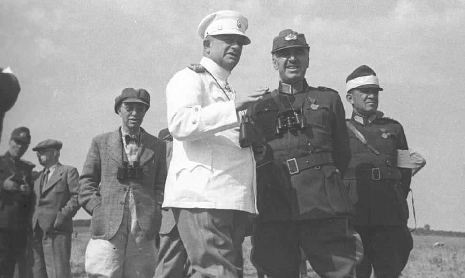 <p><strong>İdamına karar verildi</strong></p>
<p>İstanbul hükümeti tarafından Anadolu'ya geçmesi hoş karşılanmayan Fevzi Çakmak için 27 Mayıs 1920'de İstanbul 1'inci İdare-i Örfiye Divan-ı Harbi tarafından gıyaben askerlikten uzaklaştırılmasına, nişan ve madalyalarının geri alınmasına ve idamına karar verildi.</p>