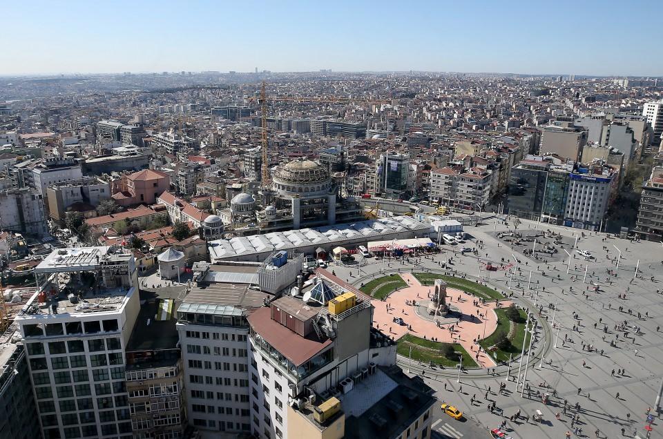 <p>Çalışmaların yoğun şekilde devam ettiğini belirten Demircan, ''Kaba inşaatın yüzde 90'ı bitti. Böylelikle camimizin yüzde 40'ı tamamlanmış oldu." dedi. </p>
<p> </p>
