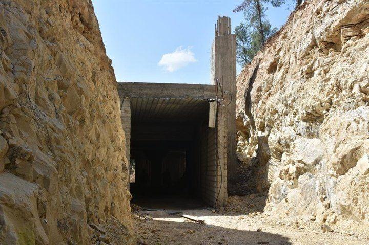 <p>Yer altı karargahı, ormanın içinde ağaçlar nedeniyle insansız hava araçlarının güçlükle tespit edebileceği giriş çıkışlara sahip. </p>

<p> </p>
