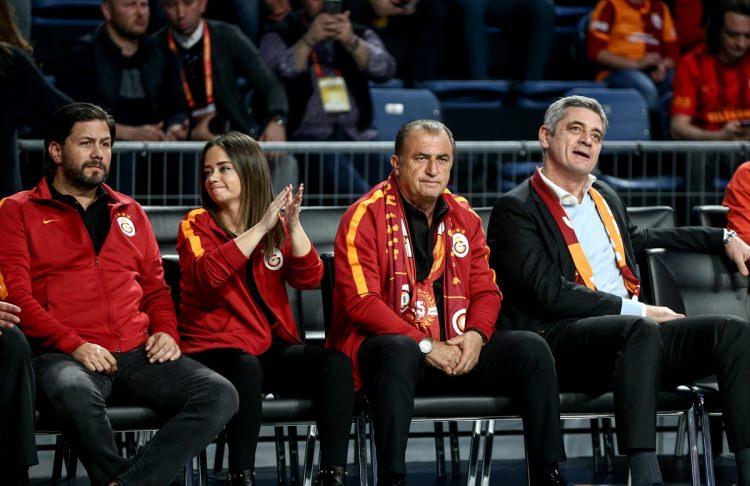 <p>Galatasaray Kadın Basketbol Takımı'nın FIBA Eurocup finalinde İtalyan Reyer Venezia'yı 90-68 mağlup ettiği ilk maçı, Fatih Terim, kızı Merve Çetin Terim ve Galatasaray Erkek Basketbol Takımı Başantrenörü Oktay Mahmuti ile birlikte izledi.</p>
