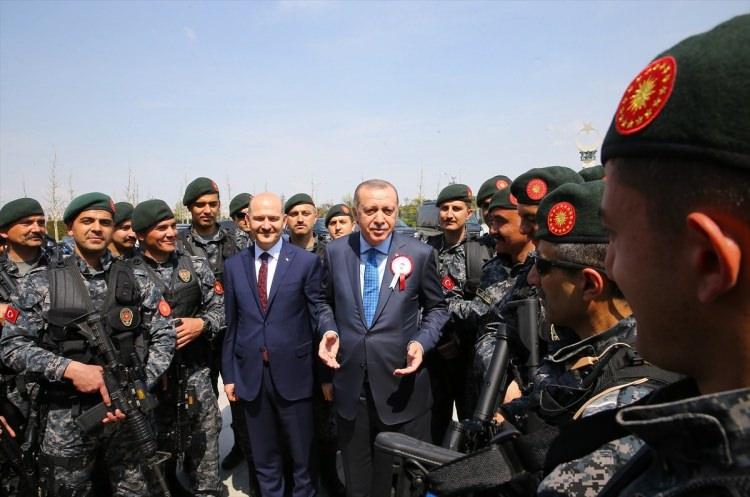 <p>Cumhurbaşkanı Recep Tayyip Erdoğan, Türk Polis Teşkilatının 173'üncü kuruluş yıl dönümü dolayısıyla İçişleri Bakanı Süleyman Soylu ve beraberindeki heyeti Cumhurbaşkanlığı Külliyesinde kabul etti. </p>
