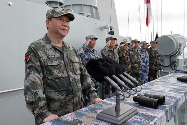 <p>Çin lideri Xi Jinping'in kamuflajla katıldığı deniz tatbikatında uçak gemisi Liaoning, onlarca savaş gemisi ve denizaltılar sahne aldı.</p>

