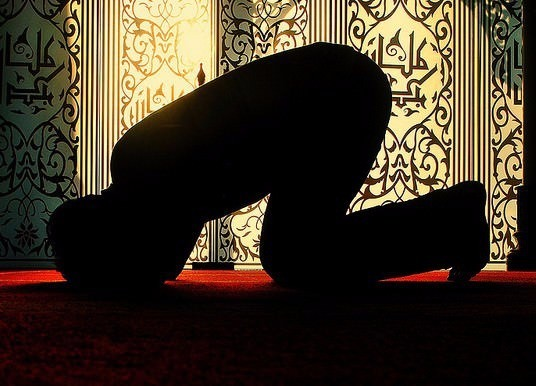 <p><strong>EY ÇARESİZLER ÇARESİ!</strong><br />
Senin dualara icabet etme mecburiyetin yoktur; ama bizim ona ihtiyacımız hissettiklerimizden de çoktur. Bütün dileklerimizi kabul buyur ve bunları kabulünü vicdanlarımıza duyur; aç ve yalnızlıkla tir tir titreyen kalblerimizi iman ve itminanla doyur.</p>
<p>Ciddi bir yol almış sayılmasak da yıllar var hep yollardayız. Ufkumuz gam ve kederle tülleniyor. Önümüzdeki engebeler beşer takatini aşkın görünüyor. Ümmet-i Muhammed (aleyhissalatü vet-teslîmât) perişan, derbeder ve ızdırap içinde.. Müslümanlık gelenek ve göreneklerin darlığına mahkum.. İbadet ü tâat kültür televvünlü.. Duygular, düşünceler fantezilere emanet.. Mücadelelerin esası da çıkarlar, menfaatler, ırkî mülahazalara dayalı. Sen bizlere çıkar yol lutfeyle ya Rabbi!</p>