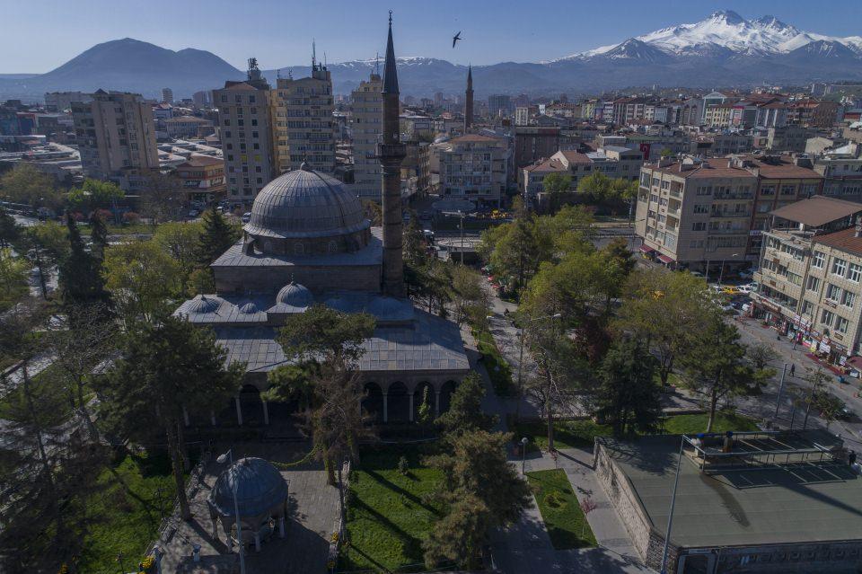 <p><strong>Mimar Sinan'ın son eserlerinden birinin Kurşunlu Camisi olduğunu vurgulayan Özsoy, şunları kaydetti:</strong></p>

<p>"85 cami yaptığından bahsediliyor. Kurşunlu Camisi, Mimar Sinan'ın ölmeye yakın zamanda verdiği bir eserdir. Bizim için Kurşunlu Camisi Mimar Sinan'ın Kayseri'deki son eseridir. </p>

