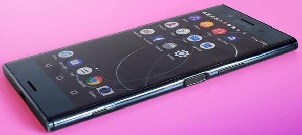 <p>Sony Xperia XZ Premium <br />
<br />
Depolama hafızası: 64 GB<br />
Bellek: 4 GB RAM</p>
