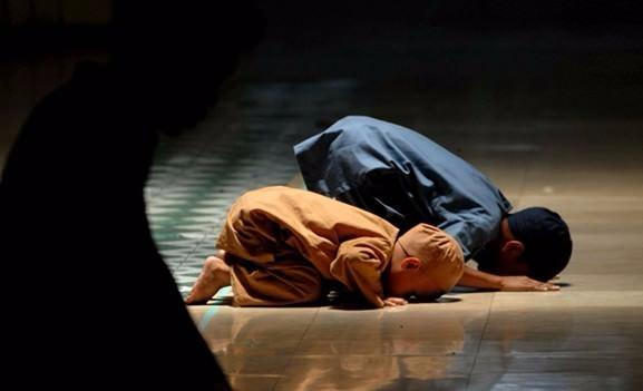 <p><strong>MİRAC'IN MANEVî HEDİYELERİ<br />
<br />
Beş vakit farz namaz. İhsan şuuruyla kılınan namazlar, ümmetin miracıdır. </strong></p>