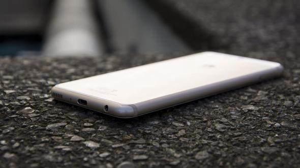 <p>Huawei P10 Plus <br />
<br />
Ön kamera: 8 MP<br />
Arka kamera: Biri 20 MP diğeri 12 MP çift kamera</p>
