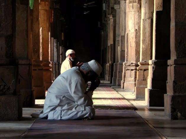 <p>Bu gece idrak edeceğimiz Miraç Gecesi, Kur'an-ı Kerim'de İsra Suresi'nin ilk ayetinde şöyle anlatılıyor: "Bir gece, kendisine âyetlerimizden bir kısmını gösterelim diye (Muhammed) kulunu Mescid-i Harâm'dan, çevresini mübarek kıldığımız Mescid-i Aksâ'ya götüren Allah noksan sıfatlardan münezzehtir; O, gerçekten işitendir, görendir." Miraç Gecesi için Bediüzzaman Hazretleri, ikinci bir Kadir Gecesi hükmünde olduğunu beyan ederek, "Bu gece mümkün oldukça çalışmakla kazanç birden bine çıkar." diyor.</p>