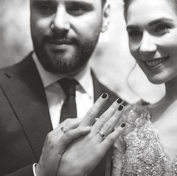 <p>6 Mayıs'ta nikah masasına oturacak çift, aile ve yakın arkadaşlarının yardımıyla evlerinin temizliğini yaptı. Çift o anlarını sosyal medya hesaplarında paylaştı.</p>