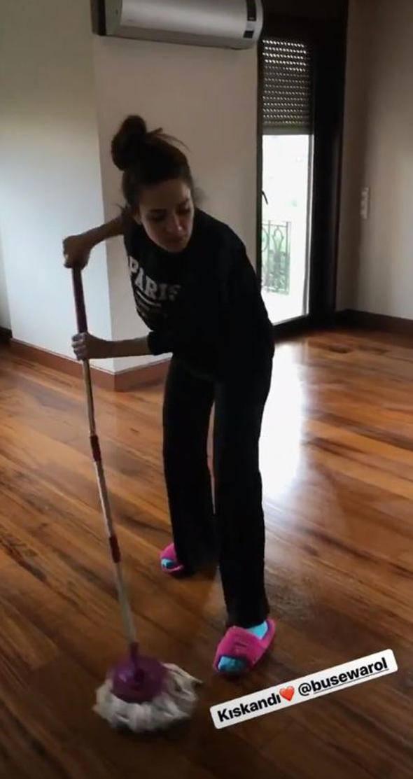 <p>Buse Varol yerleri silerken, Alişan kalp emojisiyle bu fotoğrafı paylaştı.</p>