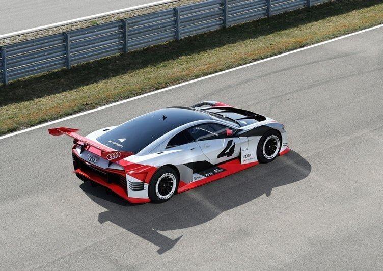 <p>Bu üç elektrik motorundan oluşan sistem toplamda 600 kW (815 hp) güç üretiyor.</p>
<p> </p>