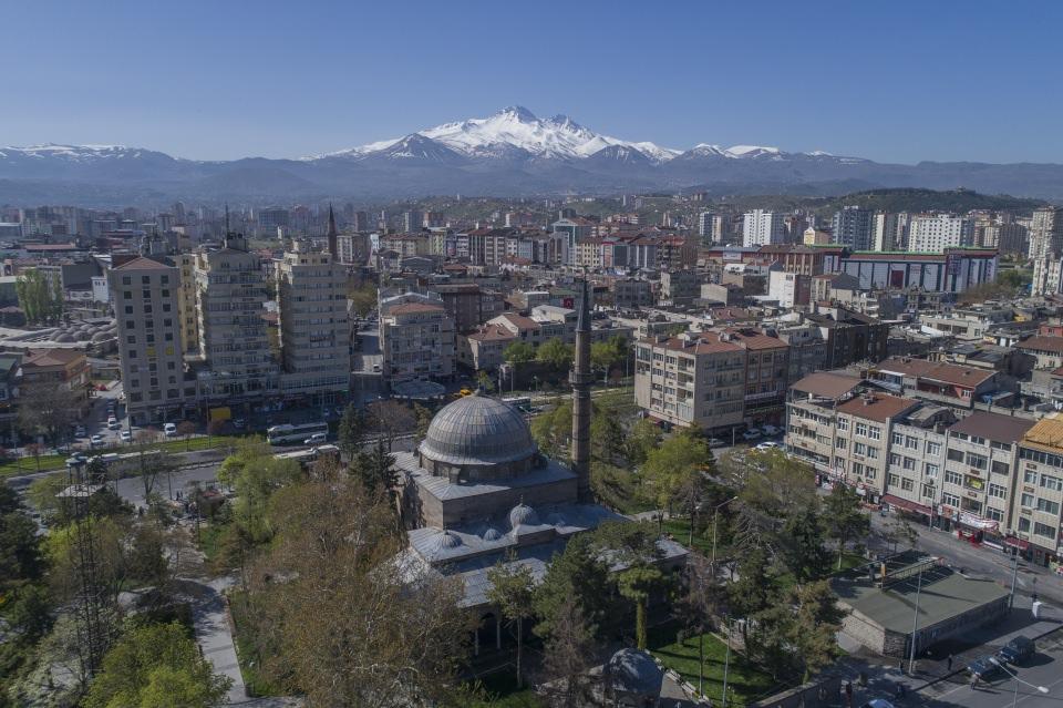 <p>97 yaşındaki birisinin son eseridir. Yaklaşık 100 yaşına kadar yaşadığını biliyoruz dolayısıyla imparatorluk için de son eserlerinden biri Kurşunlu Camisi'dir. </p>