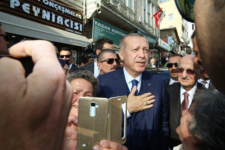 <p>Cumhurbaşkanı Recep Tayyip Erdoğan, Beykoz'da bir peynirci dükkanına girerek alışveriş yaptı. Cumhurbaşkanı Erdoğan, vatandaşlarla sohbet etti.</p>
