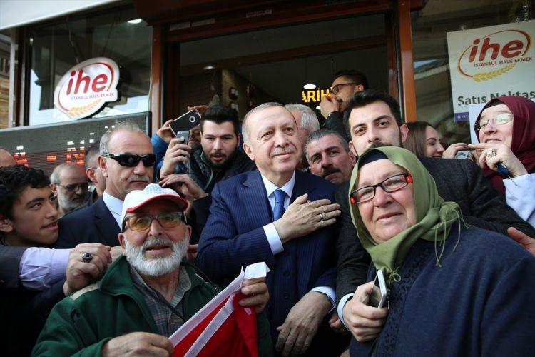 <p>Alışverişini tamamlayan Cumhurbaşkanı Erdoğan daha sonra kasaya geçerek aldığı ürünlerin ücretini ödedi. </p>
