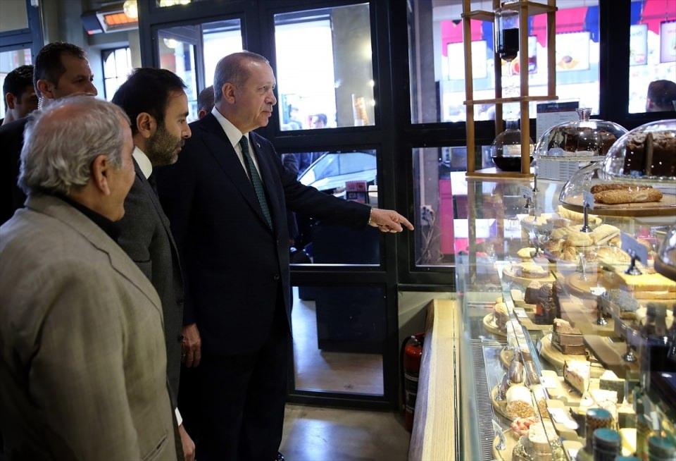<p>Cumhurbaşkanı ve AK Parti Genel Başkanı Recep Tayyip Erdoğan, Fatih'te bir kafeyi ziyaret etti.</p>
<p> </p>